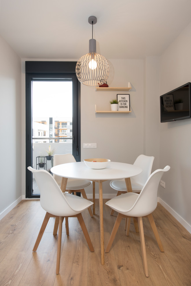 Idées déco pour une salle à manger scandinave de taille moyenne avec parquet clair.