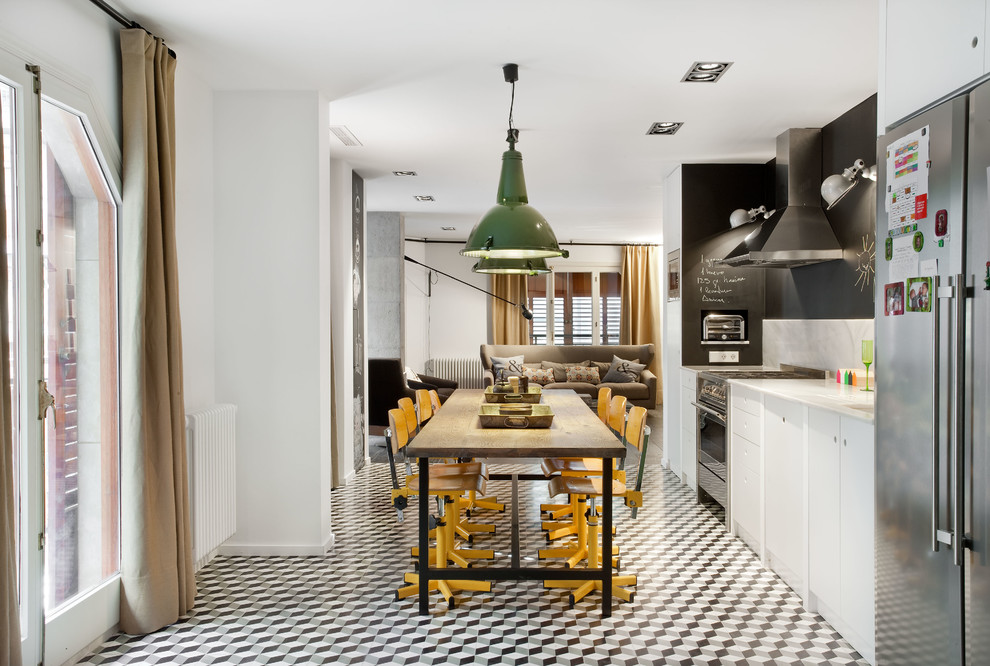 Foto på ett mellanstort funkis kök med matplats, med vita väggar, klinkergolv i keramik och flerfärgat golv