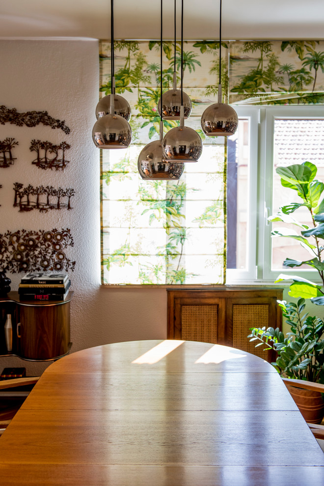 Imagen de comedor tropical de tamaño medio cerrado sin chimenea con paredes blancas y suelo de madera en tonos medios