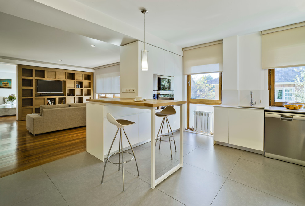 Foto di una grande sala da pranzo aperta verso la cucina design con pareti bianche e pavimento con piastrelle in ceramica