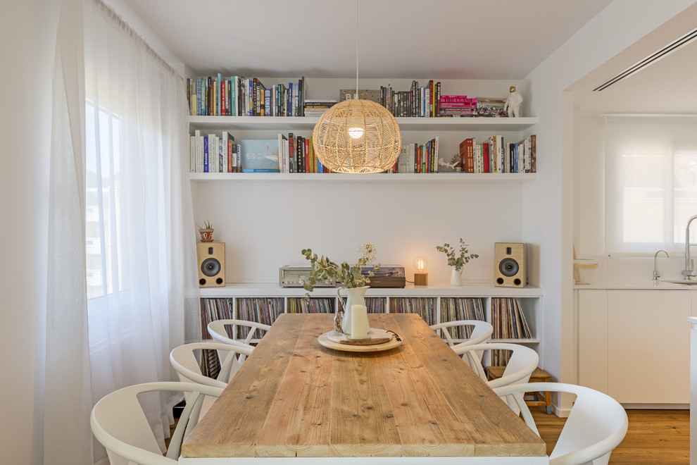 Inspiration for a mediterranean dining room remodel in Alicante-Costa Blanca