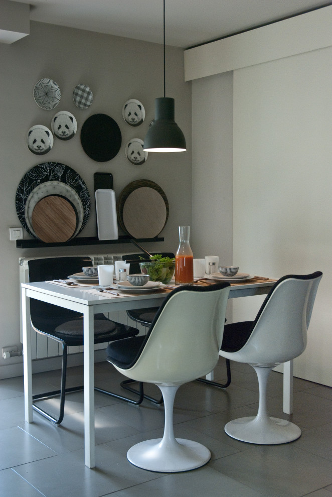 Ispirazione per una sala da pranzo minimal di medie dimensioni con pareti grigie, pavimento in gres porcellanato e pavimento grigio