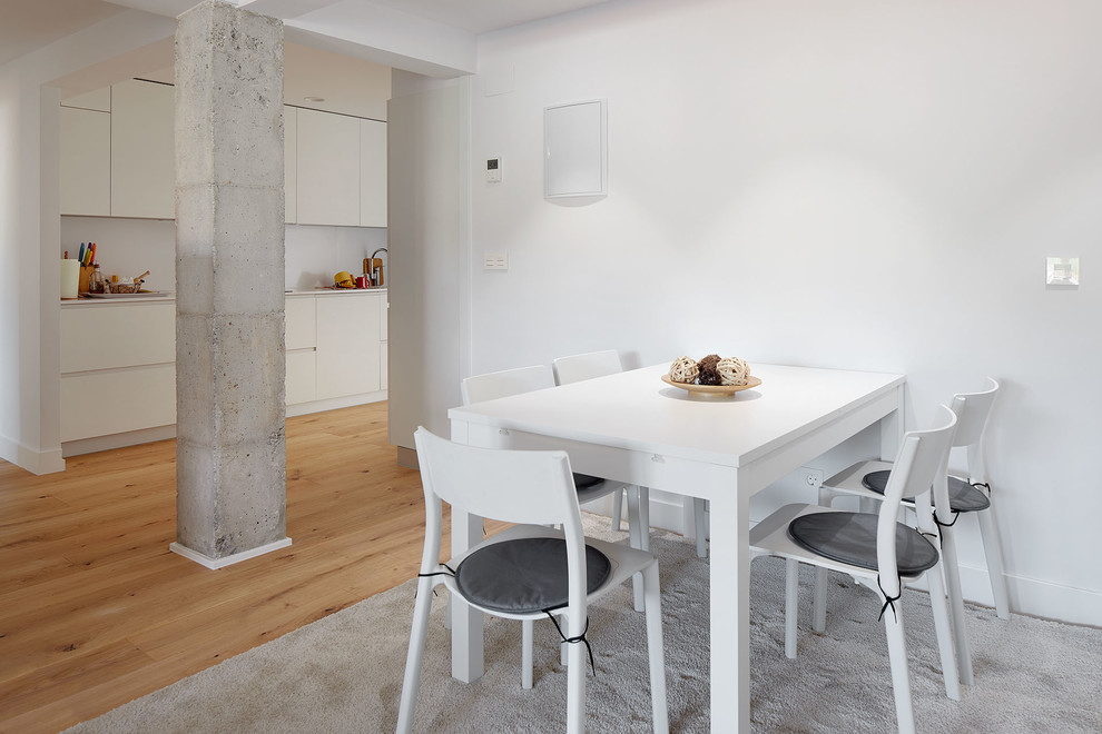 Modernes Esszimmer mit weißer Wandfarbe, braunem Holzboden und braunem Boden in Sonstige