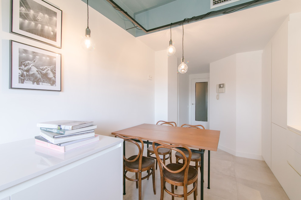 Inspiration för en mellanstor minimalistisk separat matplats, med vita väggar, klinkergolv i porslin och grått golv