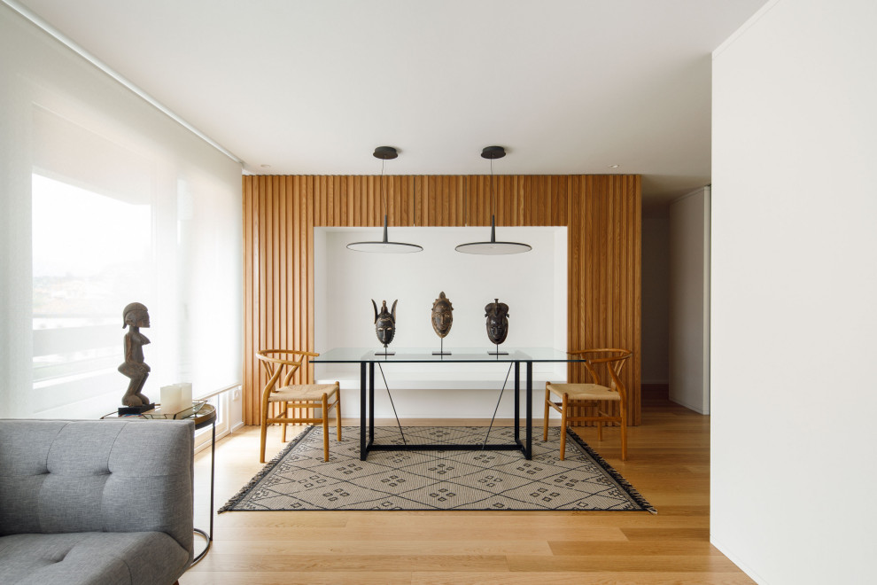 Diseño de comedor actual abierto con paredes blancas, suelo de madera en tonos medios, suelo marrón y madera