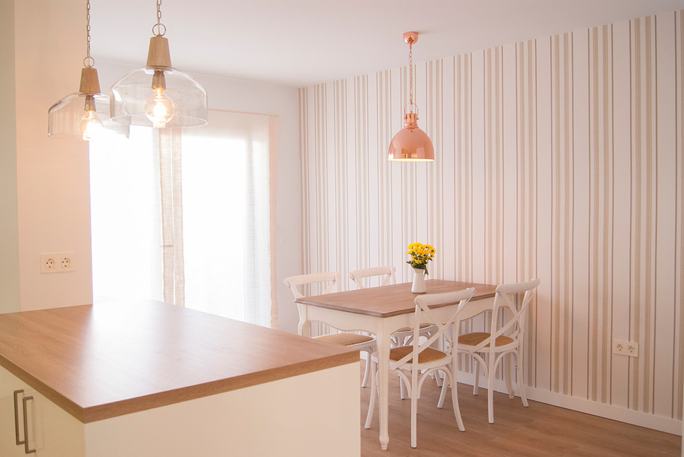 На фото: кухня-столовая среднего размера в современном стиле с разноцветными стенами и паркетным полом среднего тона без камина с