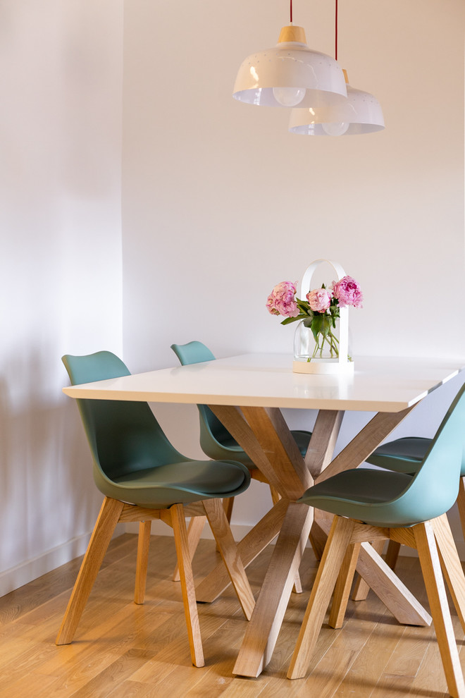 Ispirazione per una sala da pranzo aperta verso il soggiorno mediterranea di medie dimensioni con pareti bianche, parquet chiaro e pavimento marrone