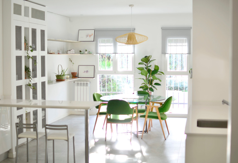 Стильный дизайн: кухня-столовая среднего размера в современном стиле с белыми стенами без камина - последний тренд