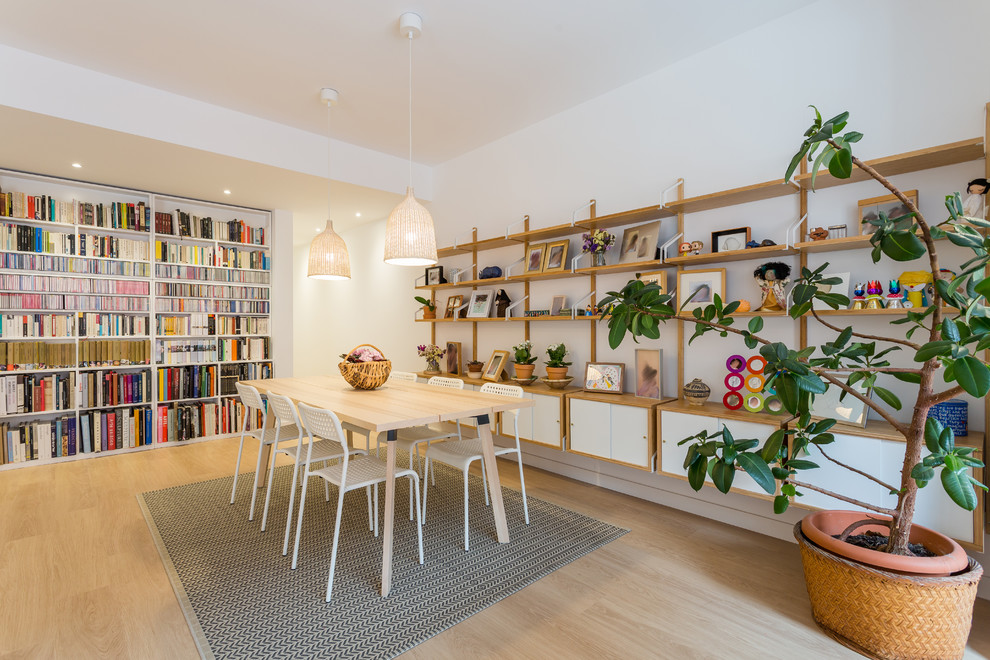 Esempio di una sala da pranzo minimal con pareti bianche, parquet chiaro e pavimento beige