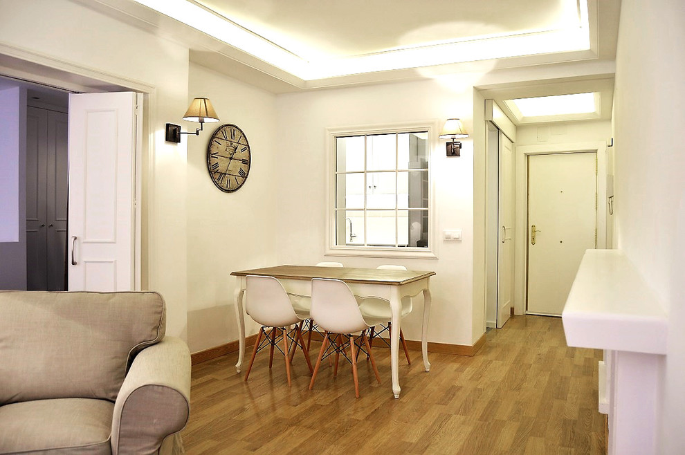 Idee per una piccola sala da pranzo aperta verso il soggiorno tradizionale con pareti beige e pavimento in legno massello medio