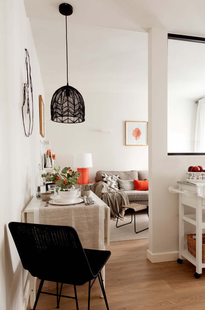 Idee per una sala da pranzo aperta verso la cucina nordica con pareti bianche, pavimento in legno massello medio e pavimento beige