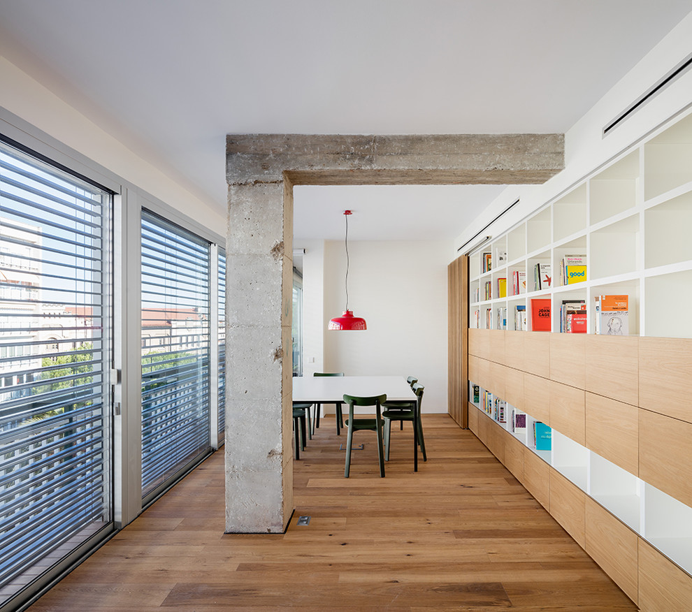 Ejemplo de comedor moderno extra grande abierto con paredes blancas, suelo de madera en tonos medios y suelo marrón