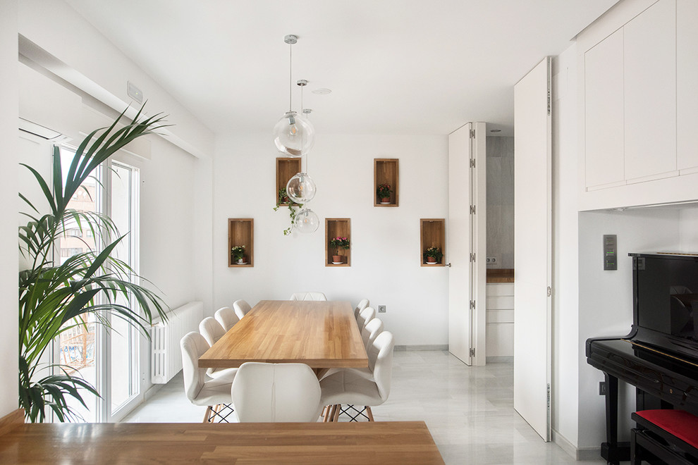 Diseño de comedor contemporáneo sin chimenea con paredes blancas y suelo gris