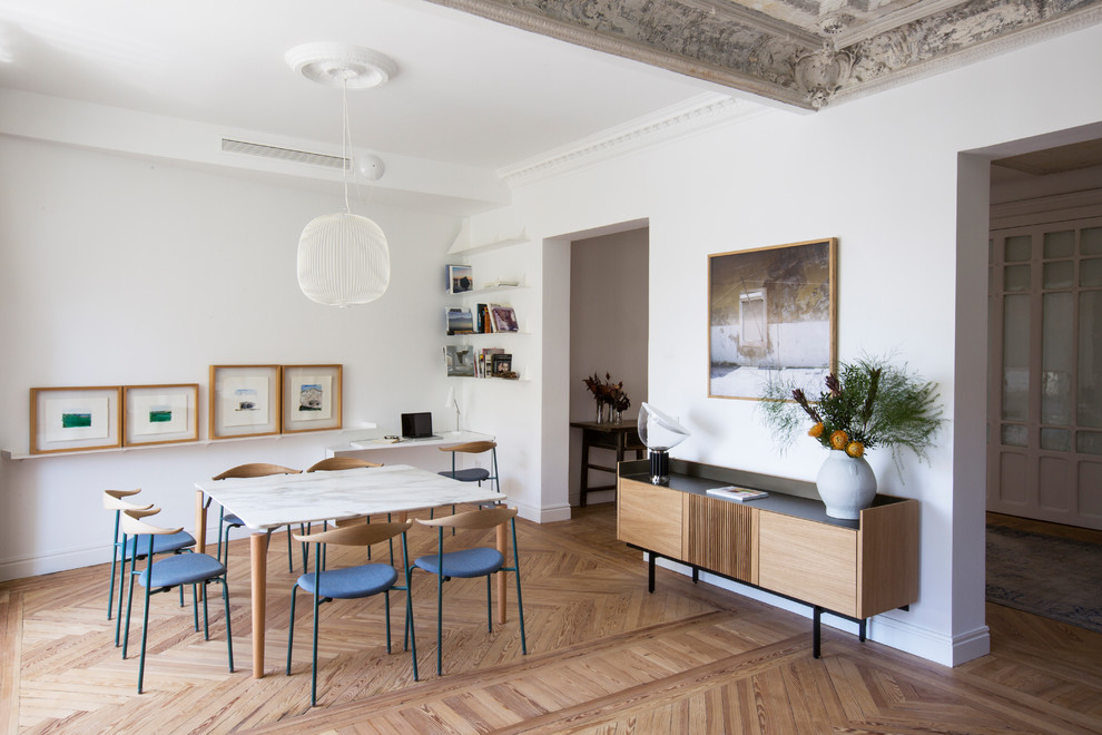 Esempio di una sala da pranzo aperta verso il soggiorno contemporanea di medie dimensioni con pareti bianche, pavimento in legno massello medio e pavimento beige