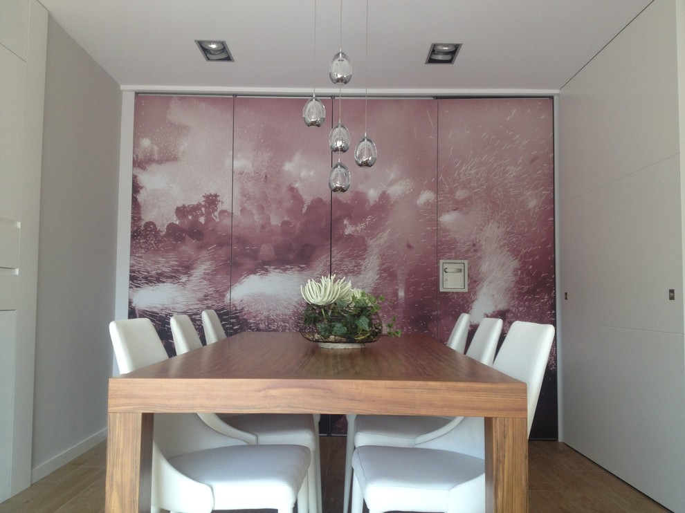 Foto de comedor contemporáneo de tamaño medio abierto sin chimenea con paredes multicolor y suelo de madera en tonos medios