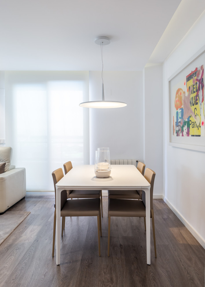 Esempio di una grande sala da pranzo aperta verso il soggiorno minimal con pareti bianche, pavimento in legno massello medio e pavimento marrone