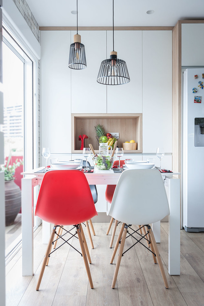 Источник вдохновения для домашнего уюта: кухня-столовая в современном стиле с светлым паркетным полом, серым полом и белыми стенами