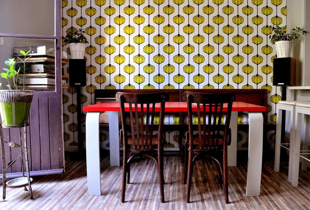 Exemple d'une salle à manger avec un sol en vinyl.