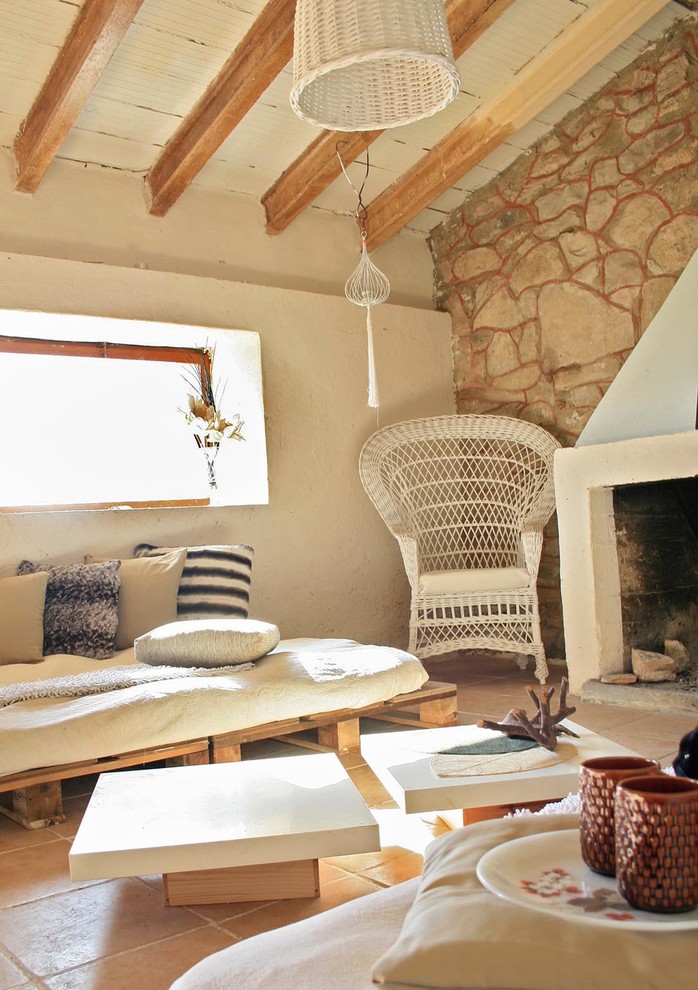 バレンシアにある低価格の小さなカントリー風のおしゃれなLDK (ベージュの壁、磁器タイルの床、標準型暖炉、レンガの暖炉まわり、ベージュの床) の写真