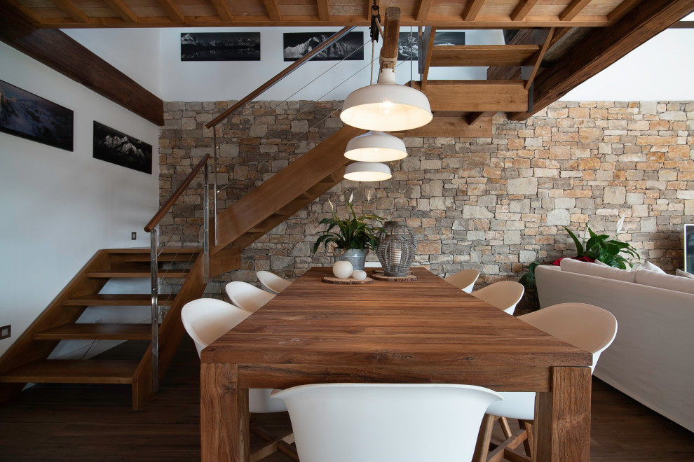 Idée de décoration pour une salle à manger ouverte sur le salon champêtre avec un mur blanc, parquet foncé, un sol marron, poutres apparentes et un plafond en bois.