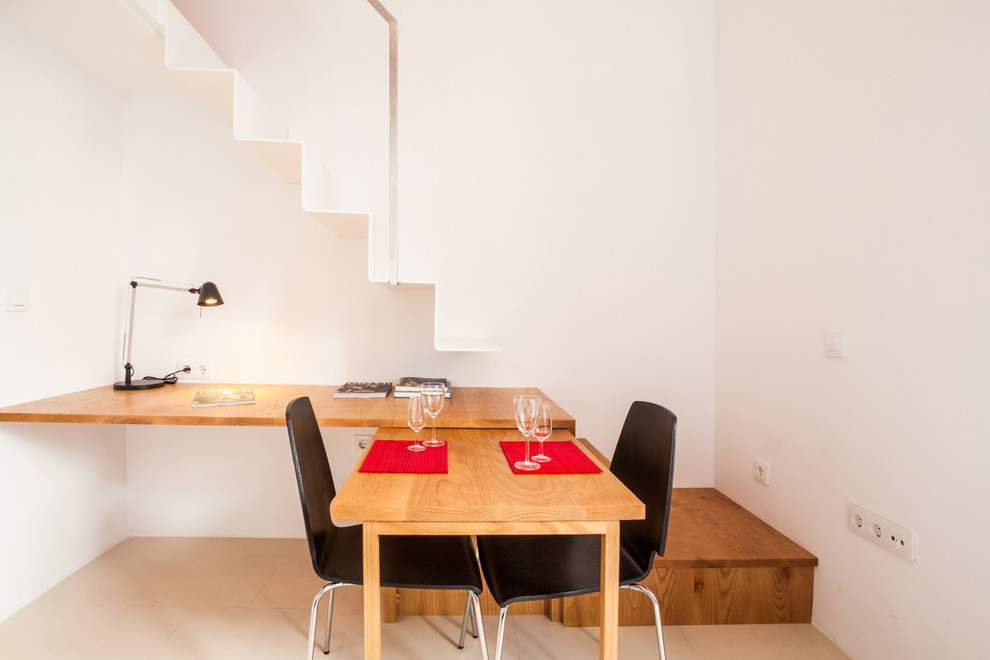 Пример оригинального дизайна: маленькая отдельная столовая в современном стиле с белыми стенами и полом из керамической плитки без камина для на участке и в саду