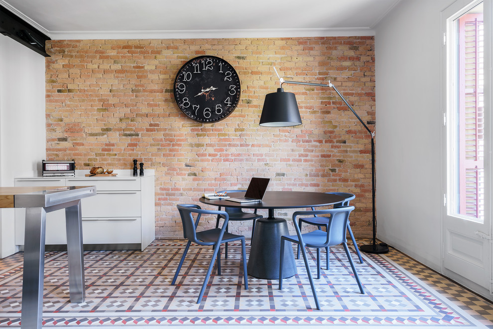 Свежая идея для дизайна: кухня-столовая в стиле лофт с белыми стенами - отличное фото интерьера