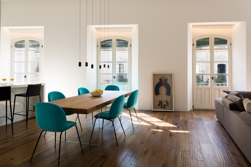 Esempio di una sala da pranzo aperta verso il soggiorno minimal con pareti bianche, parquet scuro e pavimento marrone