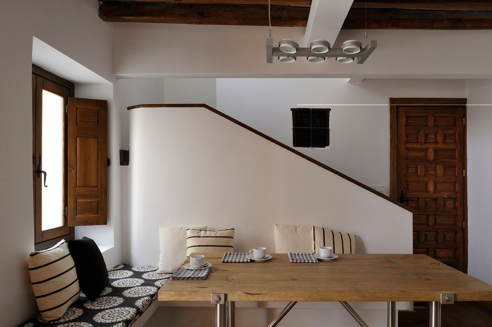 Свежая идея для дизайна: отдельная столовая среднего размера в средиземноморском стиле с белыми стенами без камина - отличное фото интерьера