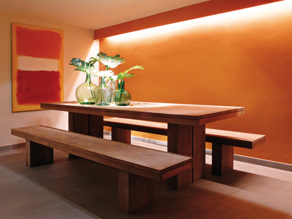 Immagine di una piccola sala da pranzo contemporanea chiusa con pareti arancioni e nessun camino