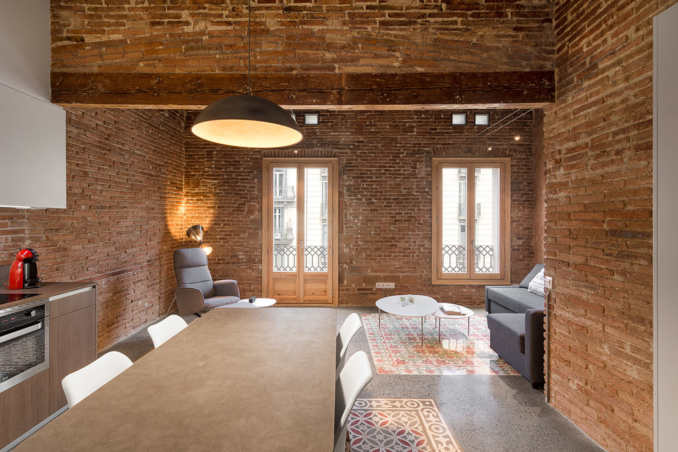 Große Industrial Wohnküche ohne Kamin mit brauner Wandfarbe, Keramikboden und buntem Boden in Barcelona
