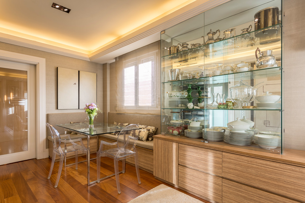 Foto de comedor clásico renovado grande cerrado con paredes blancas, suelo de madera en tonos medios y suelo marrón