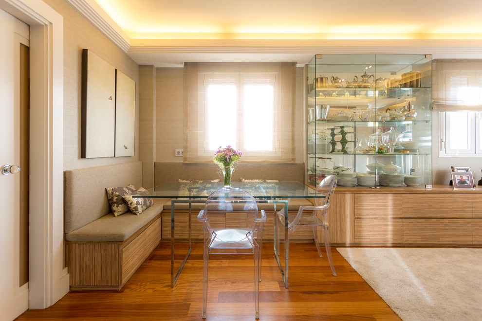 Idées déco pour une grande salle à manger classique fermée avec un sol en bois brun, un sol marron et un mur beige.