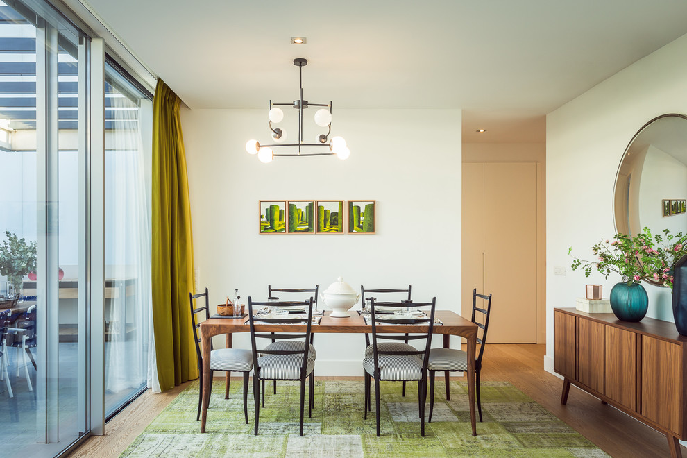 Idées déco pour une salle à manger rétro avec un mur blanc, un sol en bois brun et un sol marron.