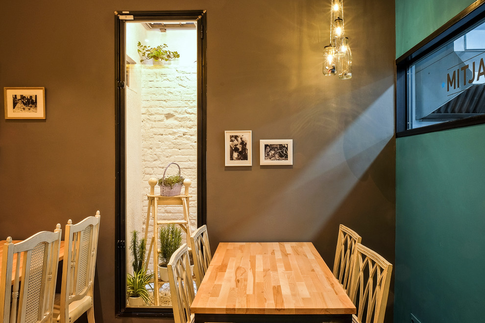 This is an example of a retro dining room in Barcelona.