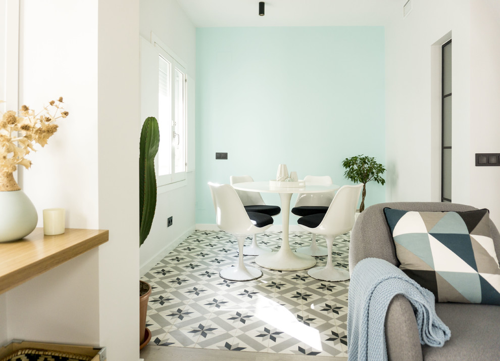 Idee per una sala da pranzo nordica di medie dimensioni con pareti blu, pavimento in gres porcellanato, nessun camino e pavimento multicolore