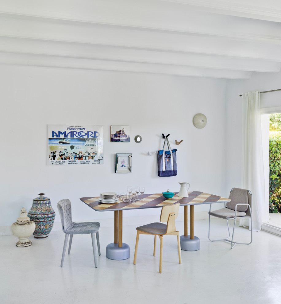 Esempio di una sala da pranzo aperta verso il soggiorno design di medie dimensioni con pareti bianche e nessun camino