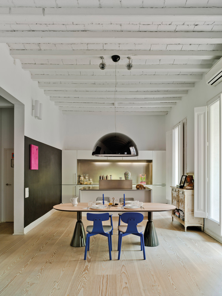 Imagen de comedor de cocina ecléctico grande sin chimenea con paredes blancas y suelo de madera clara