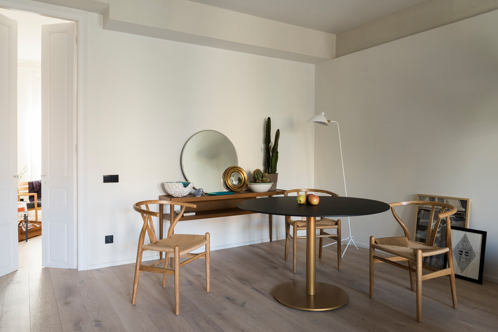 Идея дизайна: гостиная-столовая среднего размера в современном стиле с белыми стенами, паркетным полом среднего тона и коричневым полом без камина