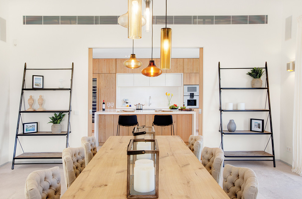 Inspiration för ett mellanstort funkis kök med matplats, med vita väggar och beiget golv