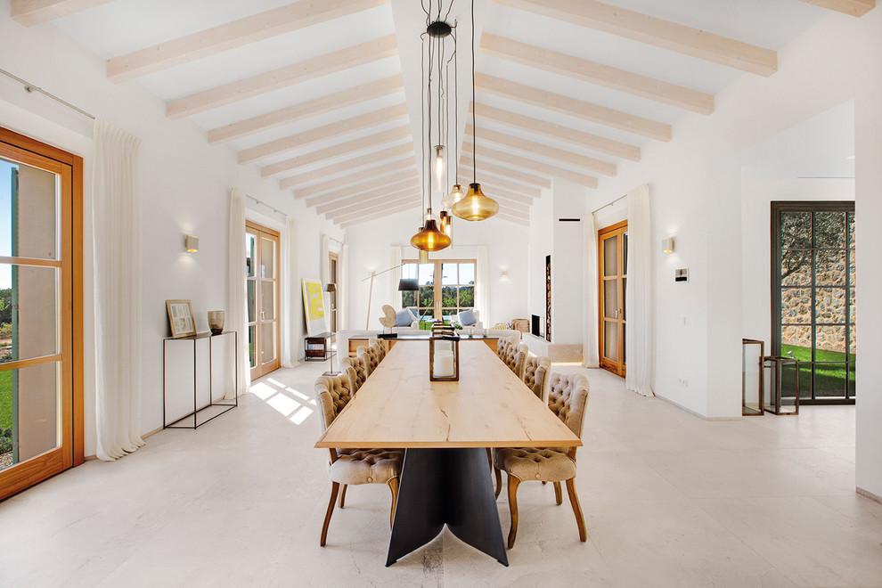 Inspiration pour une grande salle à manger ouverte sur le salon méditerranéenne avec un mur blanc et un sol blanc.