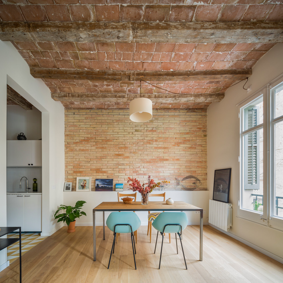 Offenes, Mittelgroßes Industrial Esszimmer ohne Kamin mit braunem Holzboden und bunten Wänden in Barcelona