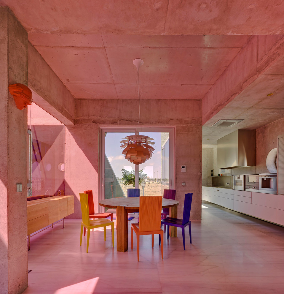 Foto di una sala da pranzo aperta verso il soggiorno minimal di medie dimensioni con pareti grigie