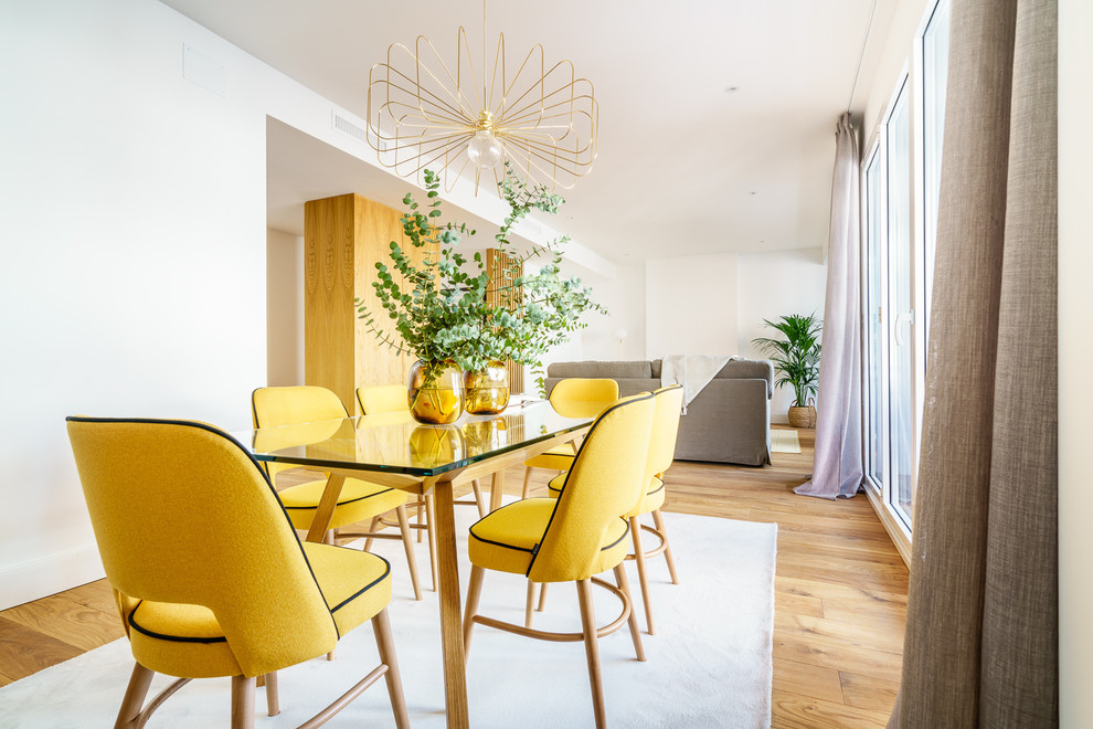 Idee per una sala da pranzo aperta verso il soggiorno contemporanea di medie dimensioni con pareti bianche, pavimento in legno massello medio e pavimento marrone