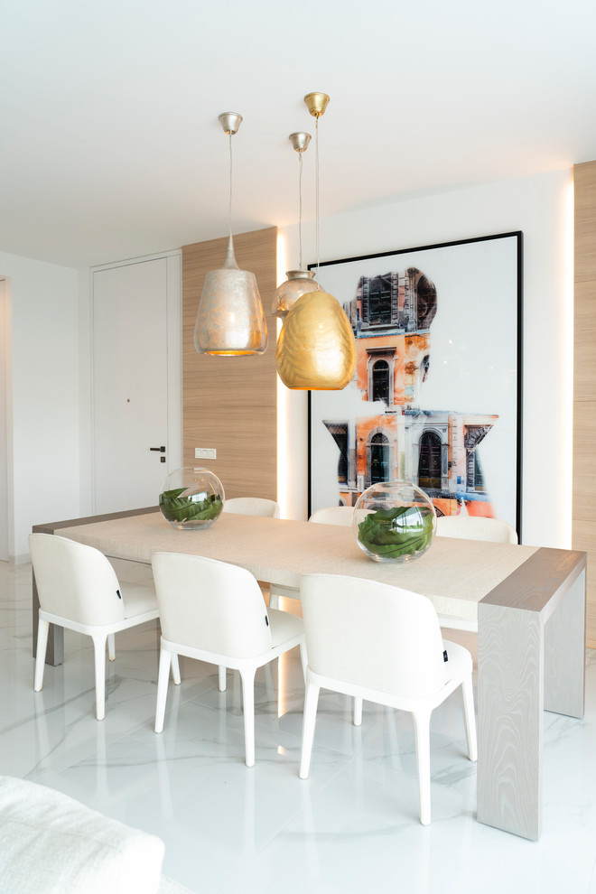 Идея дизайна: столовая в современном стиле с коричневыми стенами и белым полом