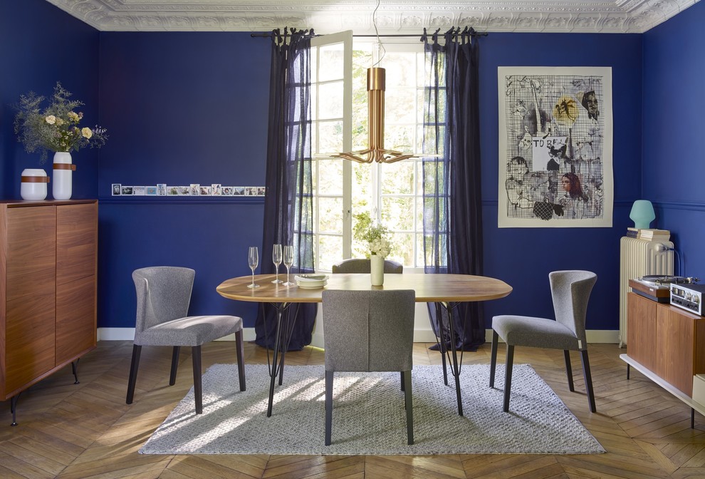 На фото: гостиная-столовая среднего размера в стиле фьюжн с синими стенами и паркетным полом среднего тона с
