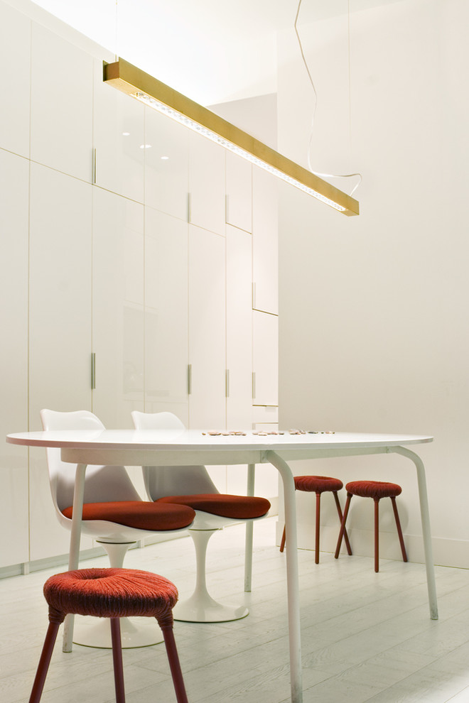 Esempio di una sala da pranzo design chiusa e di medie dimensioni con pareti bianche, pavimento in legno verniciato e nessun camino