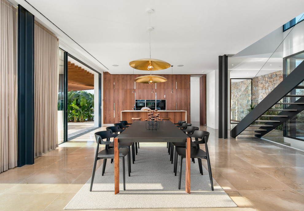 Ispirazione per un'ampia sala da pranzo aperta verso la cucina minimal con pareti bianche e pavimento beige