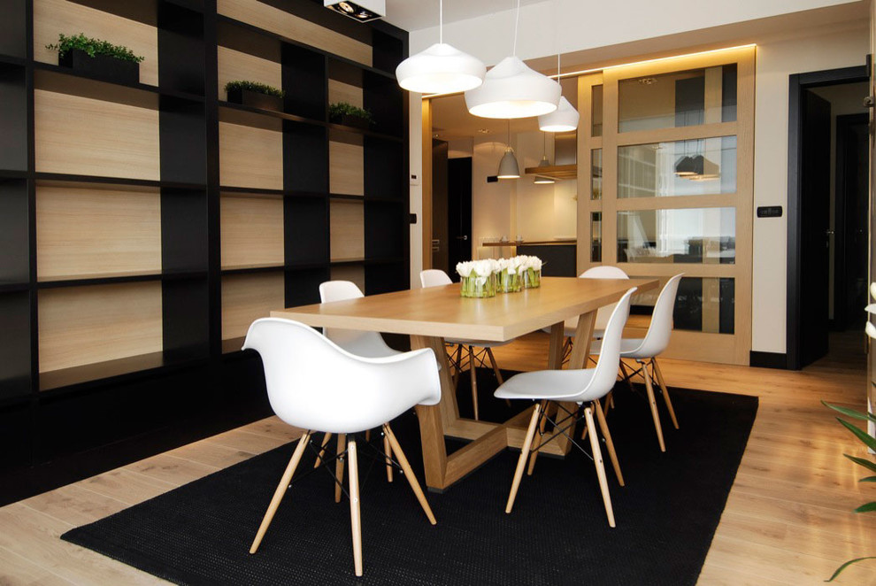 Mittelgroßes, Offenes Modernes Esszimmer ohne Kamin mit beiger Wandfarbe und hellem Holzboden in Bilbao