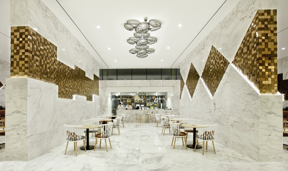 Idee per una sala da pranzo mediterranea con pareti bianche, pavimento in marmo e pavimento bianco