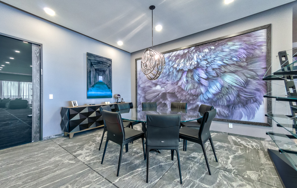 Immagine di una piccola sala da pranzo minimalista chiusa con pareti viola, pavimento in marmo e pavimento grigio
